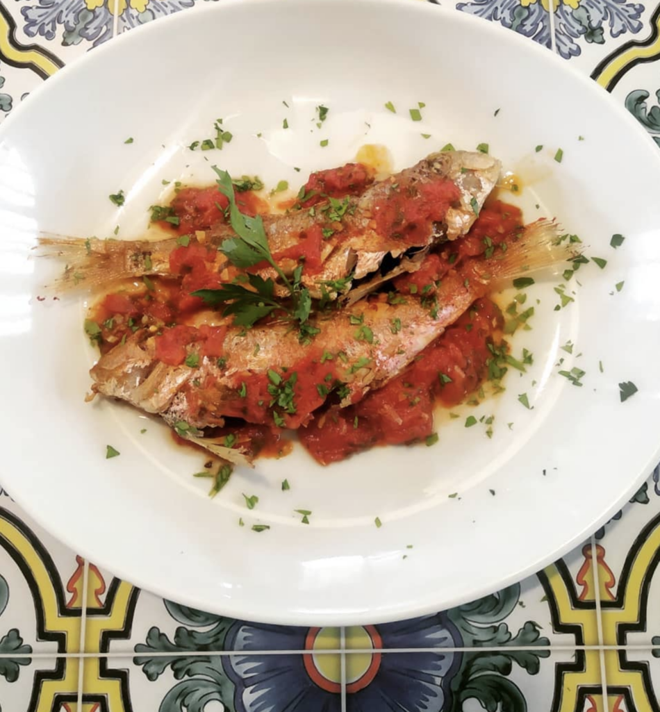 “Livornese” codfish with tomato, parsley, garlic and raisins